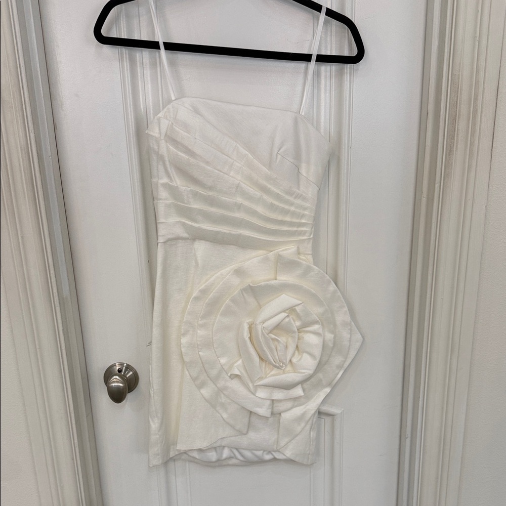 Chic White Strapless Mini Dress